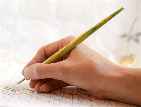 How to Hold a Calligraphy Pen: Techniques and Personal Preferences