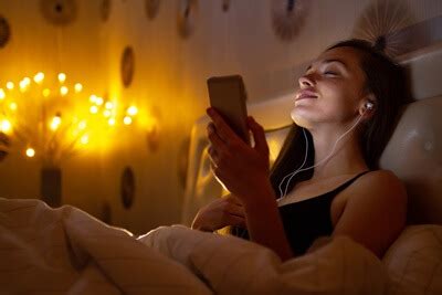 What to Do While Listening to Music in Bed: A Bedtime Journey into Serenity